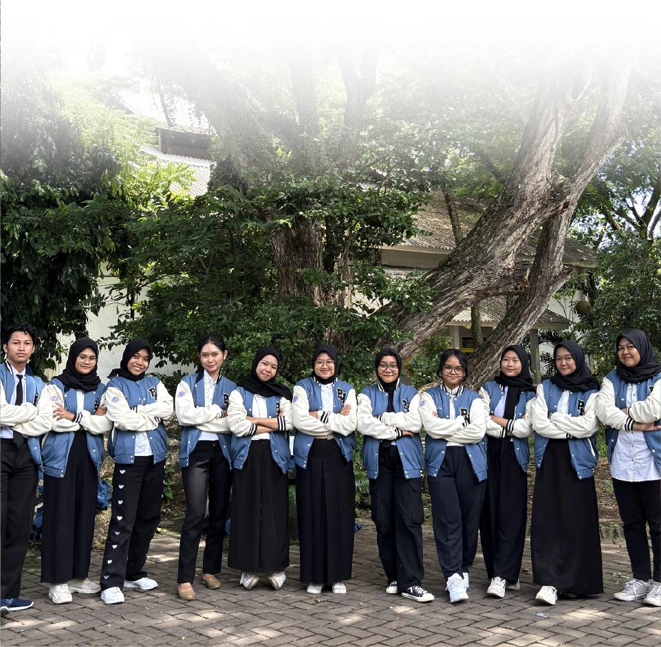 Dua belas siswa berdiri berjajar memakai jaket varsity biru putih serupa dengan lambang yang sama di dada