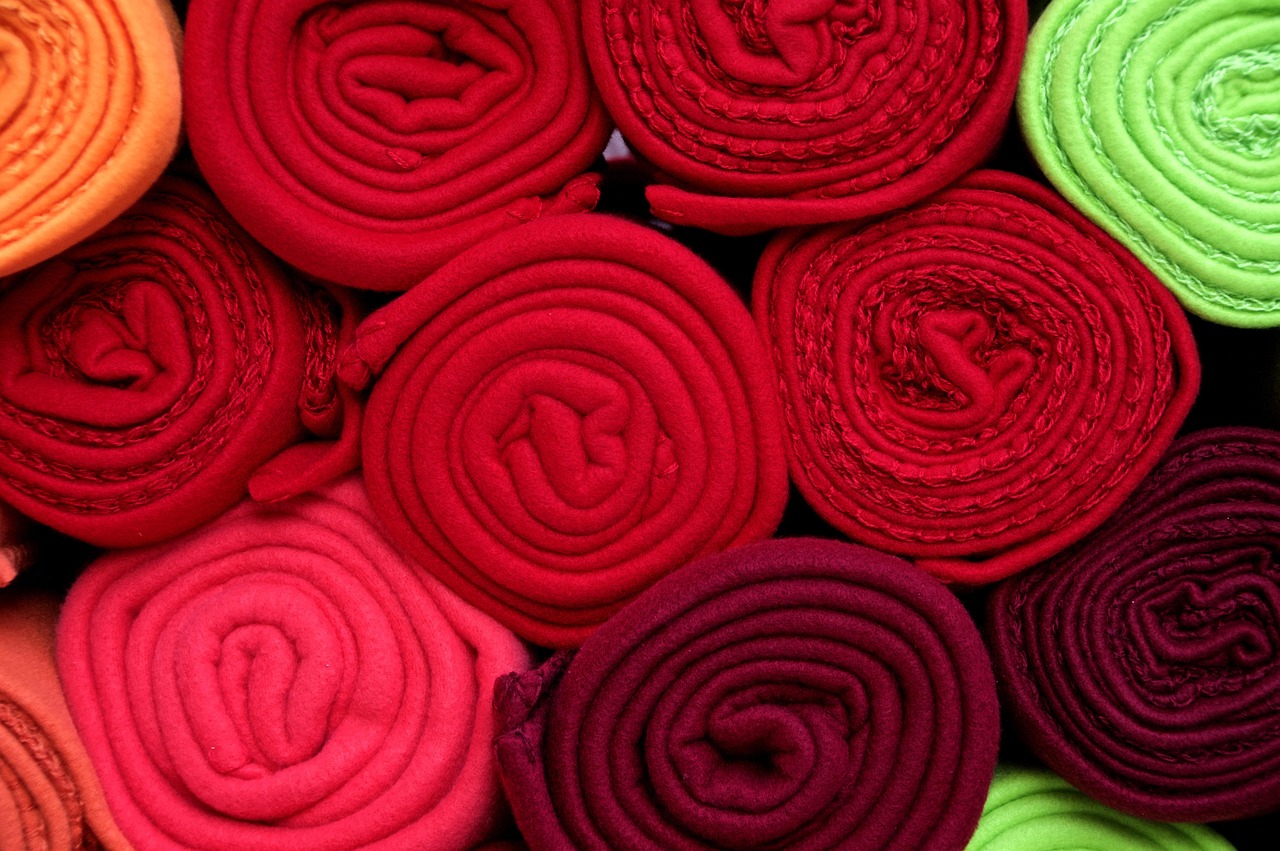 Gulungan kain warna-warni terlihat dari atas di toko tekstil