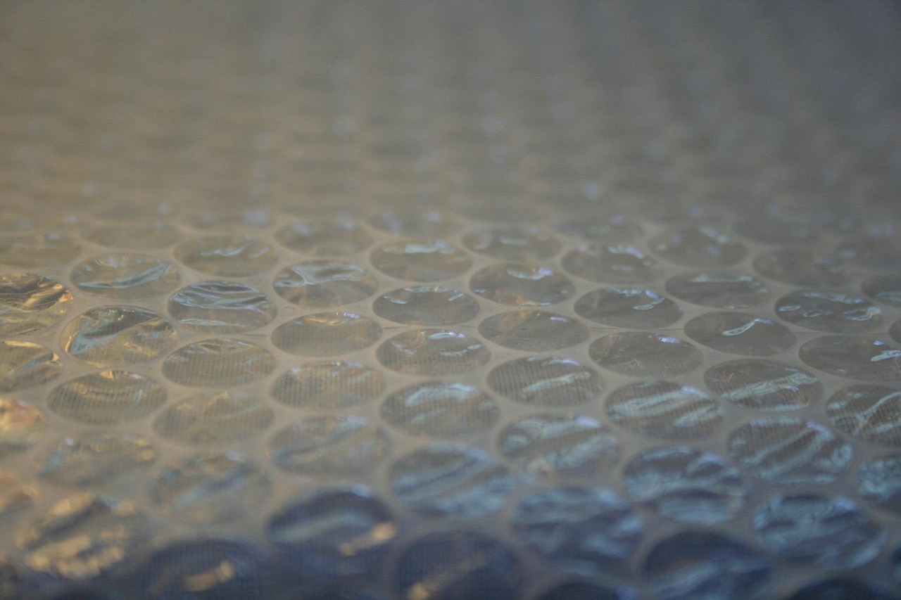 Lembaran bubble wrap dengan gelembung udara, bahan pembungkus paket sebelum dikirim