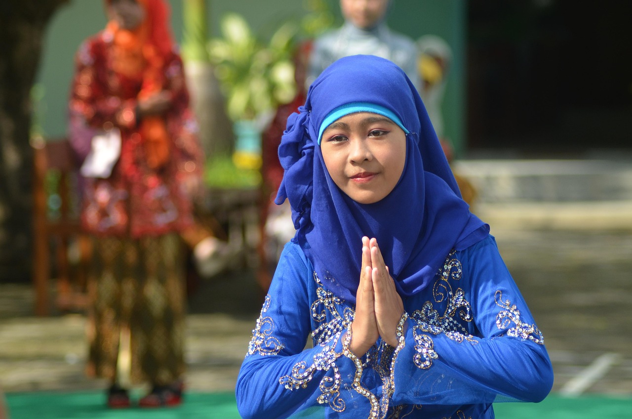 Perempuan berhijab mengenakan kebaya, gaya muslimah pada perayaan Hari Kartini