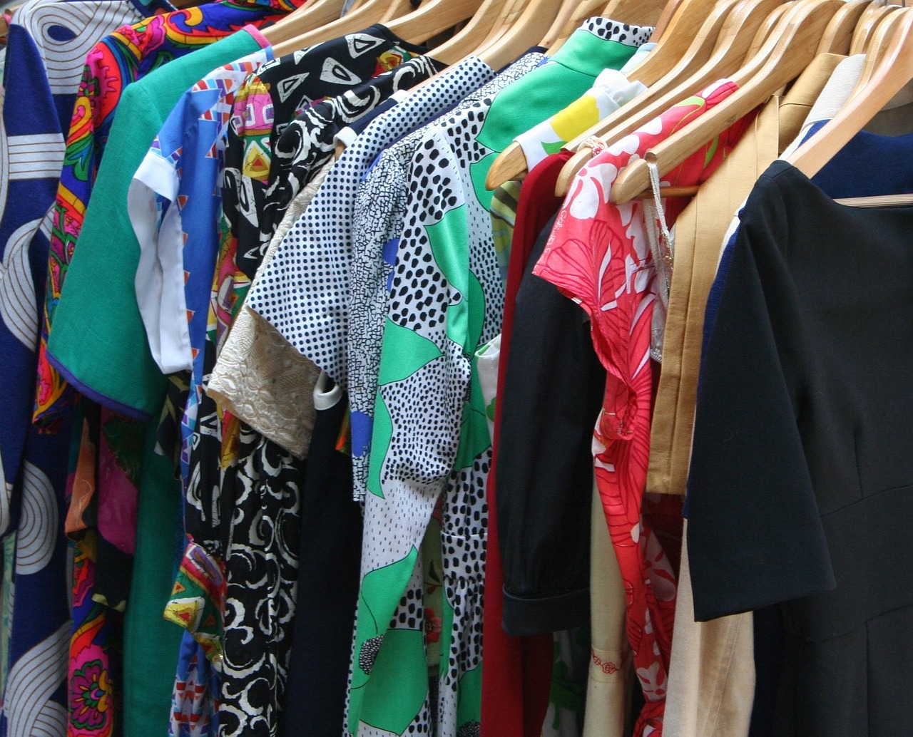 Gaun-gaun tergantung rapi di hanger kayu di sebuah butik