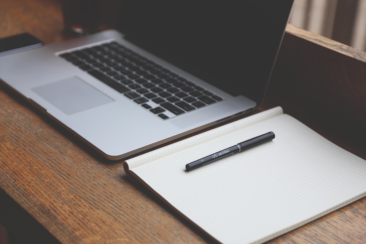 Meja kerja dengan laptop dan buku catatan menjelang hari sibuk